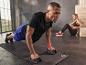 Mann macht Liegestütze mit Push-up Griffen auf einer Craft Fitnessmatte.