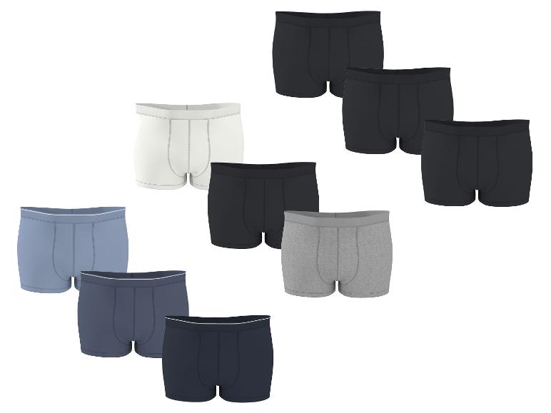 Ein Sortiment an Herren-Baumwollboxershorts in verschiedenen Farben.