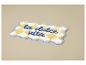 Badezimmermatte mit gelb-weißem Karomuster und blauem Schriftzug „la dolce vita“.