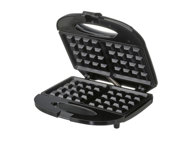 Offene schwarze Waffeleisen, bereit zum Waffeln backen.
