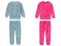 Zwei lange Fleece-Pyjama-Sets, eines blau mit Sternenmuster und eines pink mit Herzen.