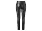 Schwarze Lederleggings.