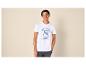 Junger Mann in weißem T-Shirt mit Sardinendosen-Aufdruck und dem Text „SIMPLY DELICIOUS“.