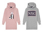 Zwei rosa und graue Hoodies mit einem Hundeaufdruck und dem Schriftzug 'NYC'
