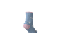 Hellblaue Kindersocke mit rosa Details und weißen Schneeflocken.