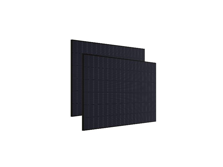 Zwei schwarze Solarmodule mit dunklen Zellen, hintereinander positioniert.