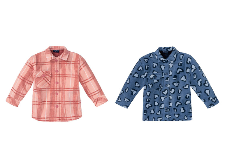 Zwei langärmelige Flanellhemden, eines kariert und eines mit Herzchenmuster.