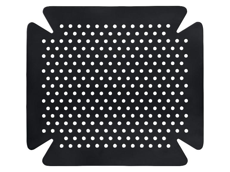 Ein schwarzes, perforiertes Backblech mit ausgeschnittenen Ecken.