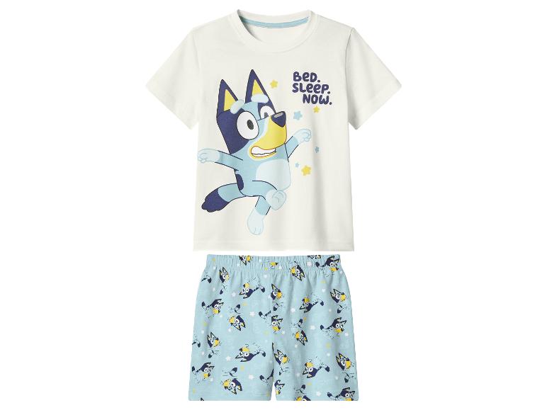 Weißes Kinder-T-Shirt und blaue Shorts mit Zeichentrickfiguren und dem Text „BED. SLEEP. NOW.“
