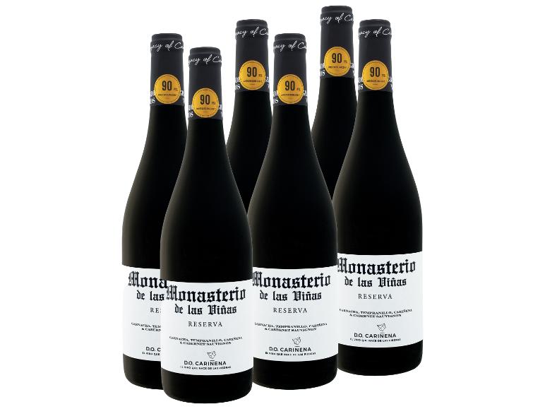 Sechs dunkle Weinflaschen mit weißen Etiketten, versehen mit einem 90-Punkte-Bewertungsaufkleber.