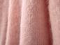 Nahaufnahme des rosafarbenen, flauschigen Stoffs des ESMARA® Premium-Mohair-Pullovers.
