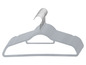Ein Stapel grauer, samtbezogener Kleiderbügel mit Metallhaken.