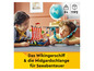 Kinder spielen mit LEGO® Sets: einem Wikingerschiff und der Midgardschlange.