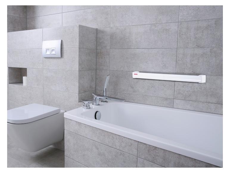 Badezimmer mit Badewanne, Toilette und wandmontiertem Handtuchtrockner.