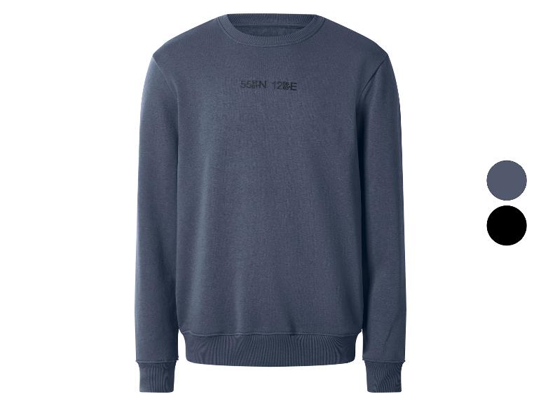 Dunkelblaues Sweatshirt mit aufgedruckten Koordinaten „55°N 12°E“, erhältlich in Blau und Schwarz.