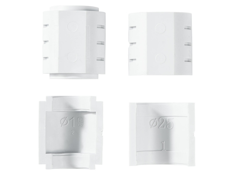 Vier weiße PVC-Rohrkupplungen für verschiedene Durchmesser.