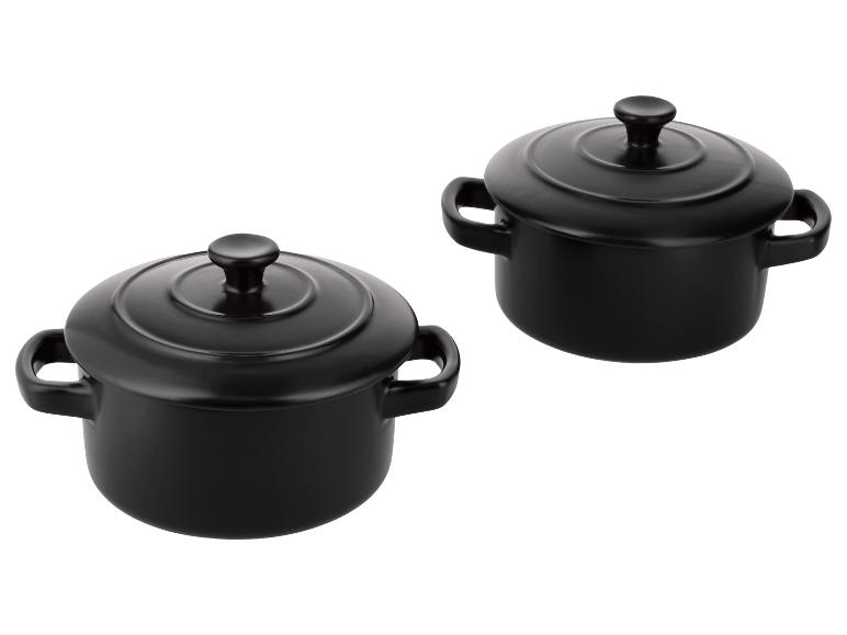 Zwei schwarze Keramik-Auflaufformen mit Deckel.