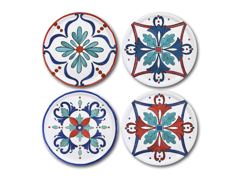 Vier runde Keramikteller mit farbenfrohen mediterranen Blumenmustern in Rot, Blau und Türkis.