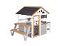 Holzspielhaus mit Picknicktisch und Kreidetafeln.