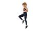 Frau in Sportleggings und Sport-BH, mit hochgebundenen Haaren, beim Training.