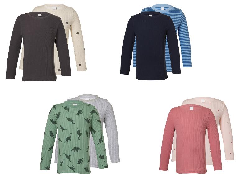 Sets Kinder-Langarmshirts in verschiedenen Farben und Mustern.