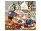 Sylvanian Families Sammelfiguren in einem Wohnzimmer mit Möbeln und Spielzeug.