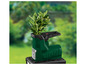 Ein grüner Parkside Gartenhäcksler mit Ästen darin