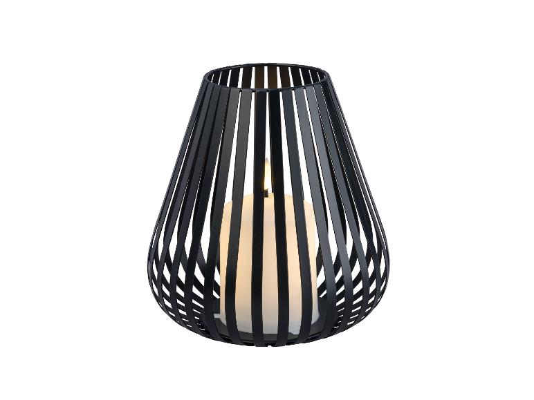 Schwarzer Metall-Kerzenhalter mit einer weißen Kerze.