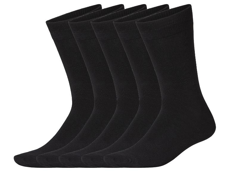 Fünf schwarze, schlichte Socken, diagonal angeordnet.