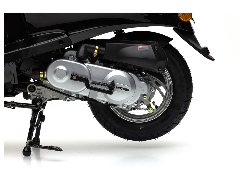 Nahaufnahme eines schwarzen Scooters mit sichtbarem Motor.