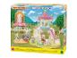Sylvanian Families Erlebniskindergarten Sandkasten & Pool mit Hasenfigur in einer Box.