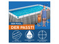Ein Mann steht neben einem Bestway Pool mit einer Kapazität von 8.124 Litern.