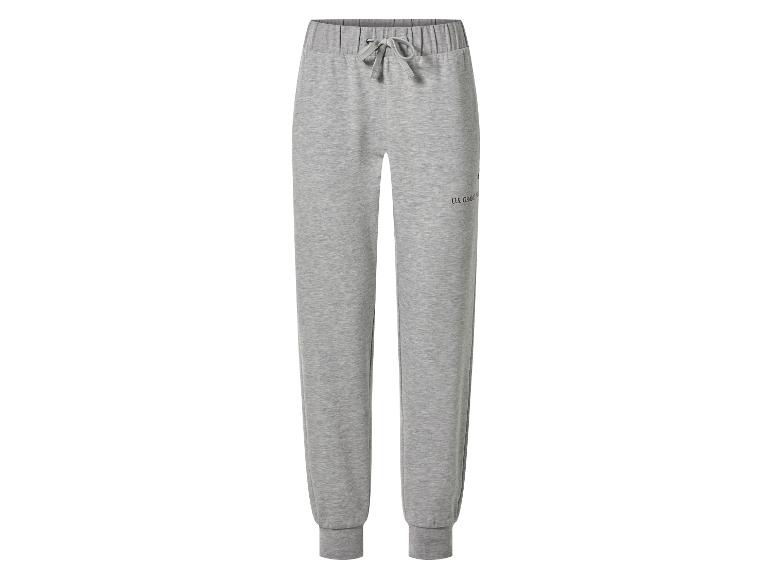 Graue Jogginghose mit Kordelzug in der Taille und dem Schriftzug „U.S. GRAND“ am Bein.