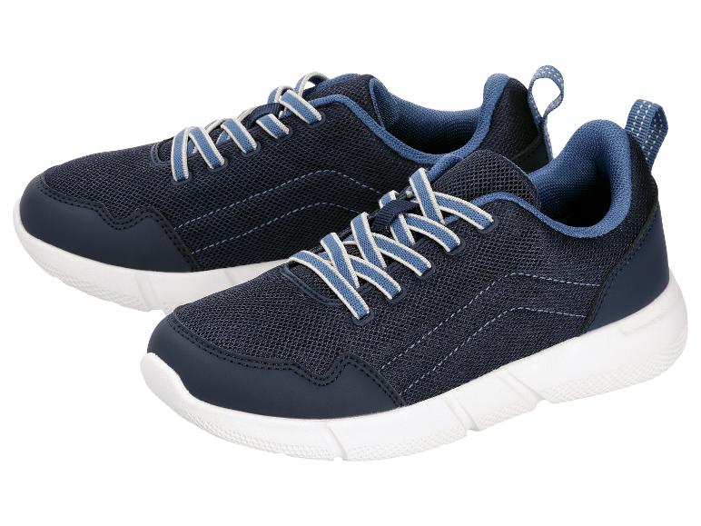 Ein Paar blaue Sportschuhe mit weiß-blauen Schnürsenkeln.