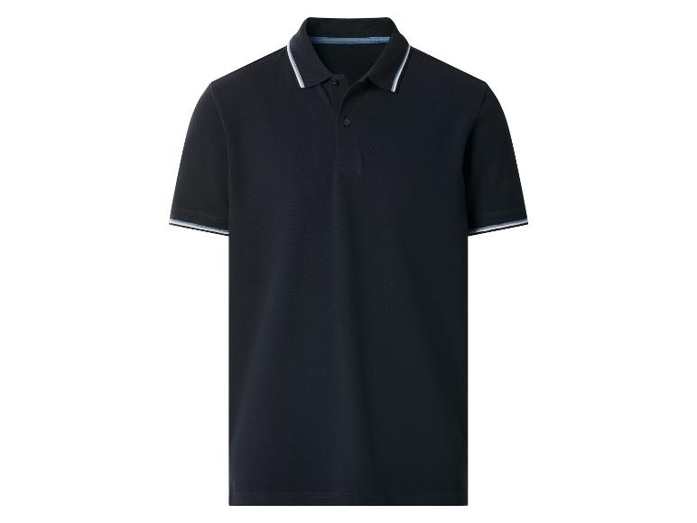 Schwarzes Poloshirt mit weiß-blau gestreiften Kragen und Ärmelbündchen.