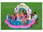 Kinder spielen in einem aufblasbaren Prinzessinnen-Wasserpark mit Rutsche und Sprinklern auf Gras.
