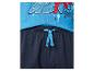 Jungen-Pyjama mit blauem T-Shirt und marineblauen Shorts mit Kordelzug.