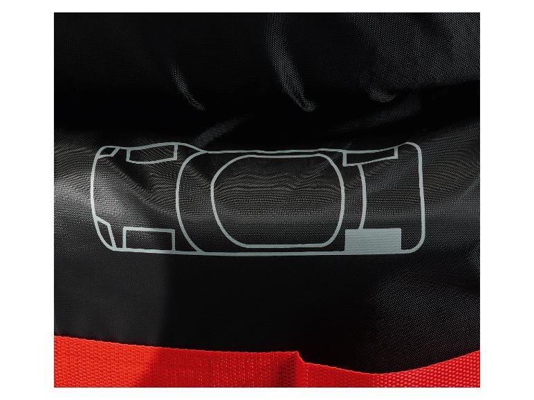 Nahaufnahme einer schwarzen Sporttasche mit roten Details und Logo.