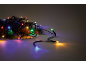 Bunte Weihnachtsbeleuchtung auf Tannenzweigen, die eine festliche Stimmung erzeugt.