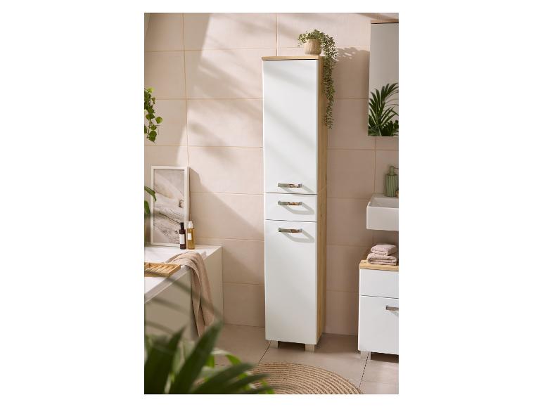 Badezimmermöbel: weißer Hochschrank und Waschtischunterschrank mit Holzoptik-Details.