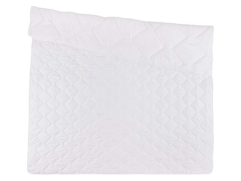 Eine weiße, gesteppte Bettdecke, in der Hälfte gefaltet.