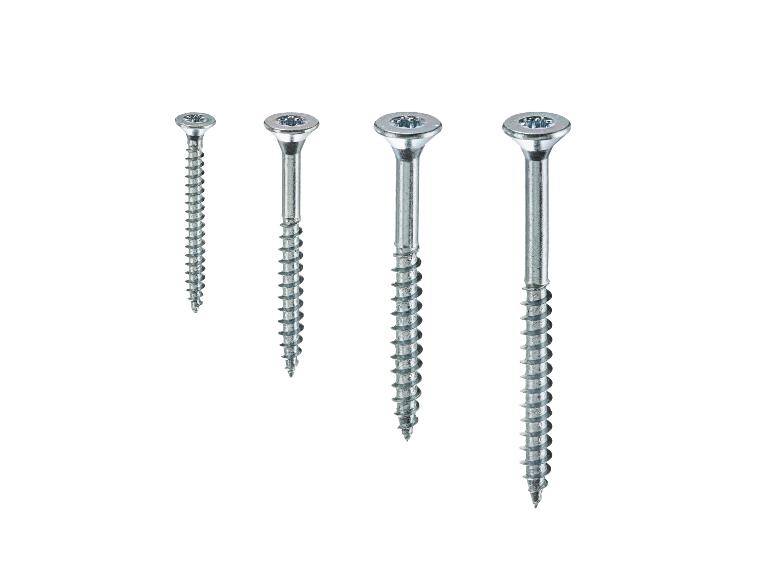 Vier silberfarbene Holzschrauben in verschiedenen Größen mit Torx-Kopf.