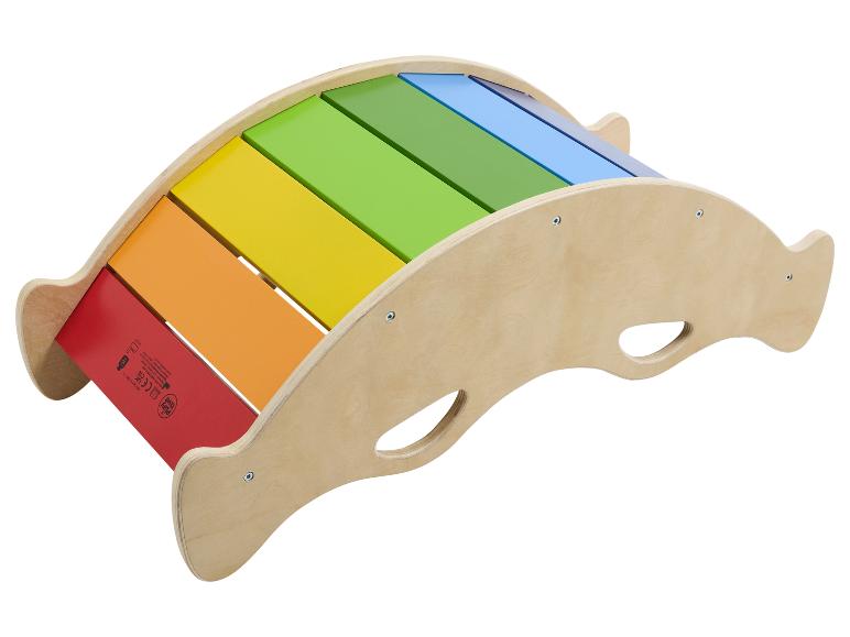 Gebogenes Holz-Balancebrett mit regenbogenfarbenen Lamellen