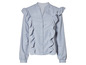Eine hellblaue Bluse mit langen Ärmeln und Rüschen.