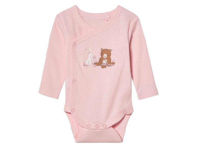 Rosa Baby-Body mit Hasen- und Bärenmotiv.