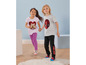 Zwei Kinder tragen T-Shirts mit Chip & Dale und Spiderman-Motiven.
