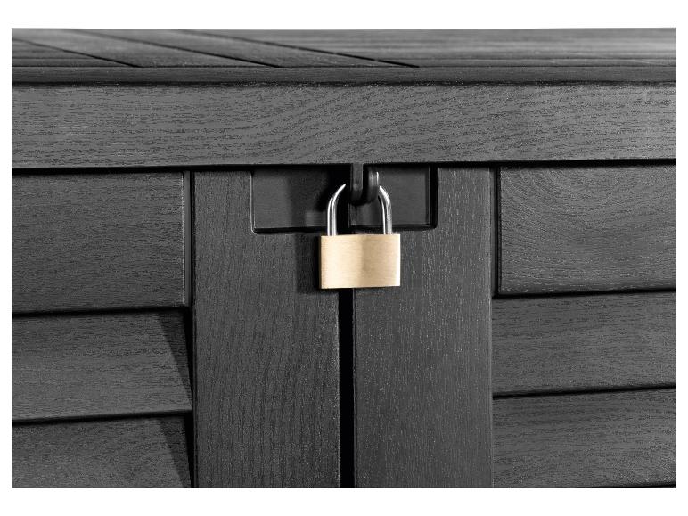 Detail einer schwarzen Aufbewahrungsbox mit Vorhängeschloss