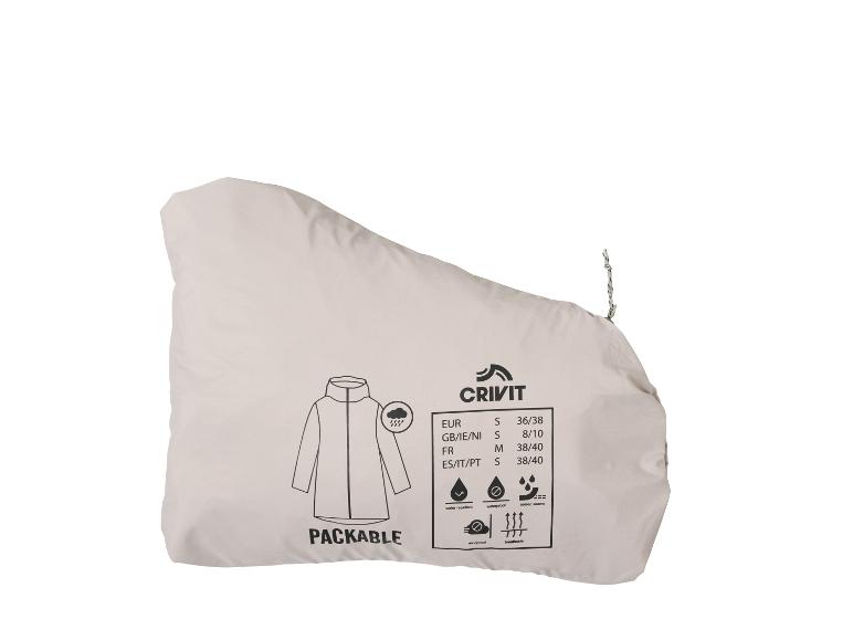 Verstaubare Regenjacke in einem Beutel mit Größentabelle und Funktionssymbolen für wasserabweisend, wasserdicht, versiegelte Nähte, winddicht und atmungsaktiv.