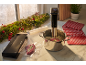 Sous-Vide-Garer und Vakuumiergerät mit Fleisch, Weihnachtsdeko und karierten Geschirrtüchern.