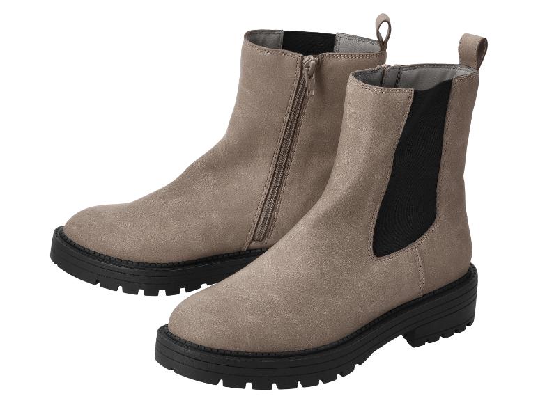 Paar hellbraune Stiefeletten mit schwarzen Sohlen, eine mit Reißverschluss, die andere mit Gummizug.